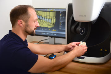 ZT Hendrik Fischer beim Einscannen eines Gipsmodelles mit einem CAD/CAM-Scanner